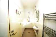 In-room Bathroom Yew Tree Apartment Two Ryde