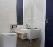 In-room Bathroom 2 Hak Huot Hotel I