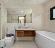 Toilet Kamar 7 Suite Ayu by TropicLook