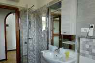 Toilet Kamar Holiday Apartment near Sea Cogoleto