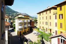 Bên ngoài Casa Baragiola