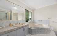 In-room Bathroom 7 Fabulous Pet Friendly Family Home - 3 Carribean Court
