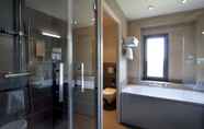 In-room Bathroom 6 Hotel La Montagne de Brancion