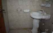 In-room Bathroom 5 Hotel Kashmir International