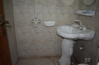 In-room Bathroom Hotel Kashmir International