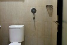 Bilik Mandi dalam Bilik Graha Hermawan Guest House
