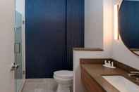 Toilet Kamar Fairfield Inn & Suites by Marriott Shawnee