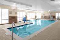 Swimming Pool TownePlace Suites by Marriott Cincinnati Fairfield