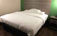 Kamar Tidur 3 Travelers Inn & Suites