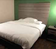 Kamar Tidur 3 Travelers Inn & Suites