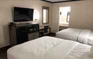 Kamar Tidur 6 Travelers Inn & Suites