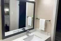 Toilet Kamar Travelers Inn & Suites