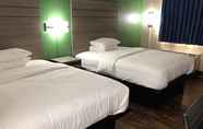 Kamar Tidur 4 Travelers Inn & Suites