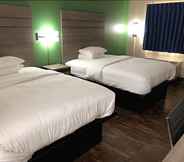 Kamar Tidur 4 Travelers Inn & Suites