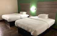 Kamar Tidur 7 Travelers Inn & Suites
