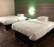 Kamar Tidur 7 Travelers Inn & Suites