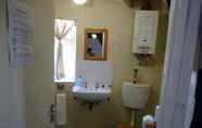In-room Bathroom 2 Walkerbouts Inn Rhodes