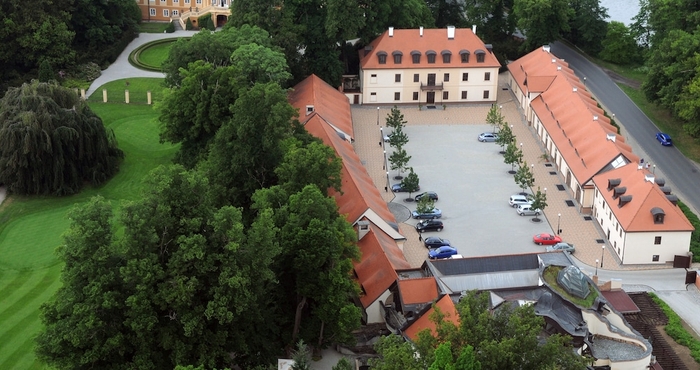 Nearby View and Attractions Hotel Chateau Štiřín