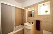 In-room Bathroom 3 Townhouse Moreton