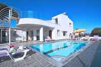 Swimming Pool Villa Praia