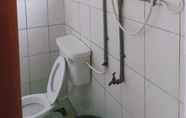 Toilet Kamar 4 Maness Guesthouse & Homestay