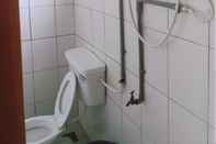 Toilet Kamar Maness Guesthouse & Homestay