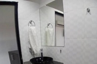 Toilet Kamar A&L Hoteles - Hotel Adelaida