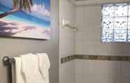 In-room Bathroom 4 6149 Sandcrest · Next TO Universal. 8 Beds. Pool. Very Clean