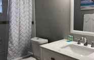 In-room Bathroom 3 6149 Sandcrest · Next TO Universal. 8 Beds. Pool. Very Clean