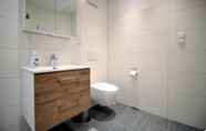 Toilet Kamar 2 Spacious Design Apartments near Center