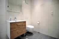 Toilet Kamar Spacious Design Apartments near Center