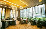 Quầy bar, cafe và phòng lounge 4 Wealth Lodge Asoke by Favstay