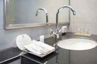 In-room Bathroom Silver Living Phrom Phong by Favstay