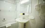 Toilet Kamar 2 Green House Hotel Apartments