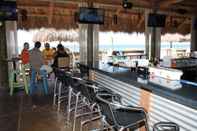 บาร์ คาเฟ่ และเลานจ์ The Anna Maria Island Beach Breeze