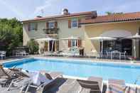 Swimming Pool Villa Borgo Duino