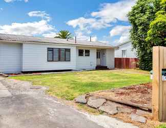 Exterior 2 Kiwi Holiday Home near Airport