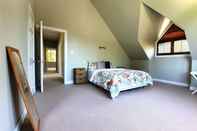 Bedroom Castor Bay Home near Albany Sleeps 9