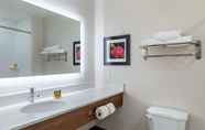 ห้องน้ำภายในห้อง 5 Best Western Plus Desert View Inn & Suites
