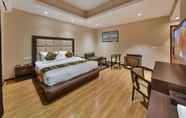 Bedroom 7 Hotel Golden Leaf Kashmir