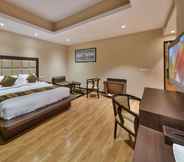 Bedroom 7 Hotel Golden Leaf Kashmir