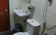 Toilet Kamar 7 Stay Inn Hotel