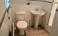 Toilet Kamar 2 Modern 2 Bed Apartment in Southampton