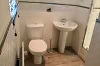 In-room Bathroom Modern 2 Bed Apartment in Southampton