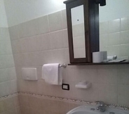 Toilet Kamar 2 Albergo La Torre