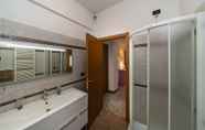 In-room Bathroom 6 Lia Rooms 3