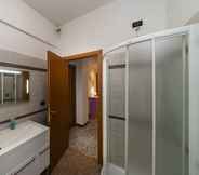 In-room Bathroom 6 Lia Rooms 3