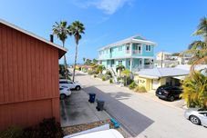 Bên ngoài Bernadette's Beach House - NEW Listing! Home on Sunset Beach/large Rooftop Deck!