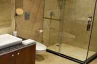 In-room Bathroom Kolahoi Green Heights Gulmarg