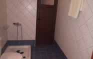 Toilet Kamar 6 Vallias House